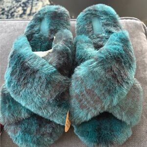 Victoria's Secret Turquoise Faux Fur Slippers BLACK FRIDAY SALE 🖤